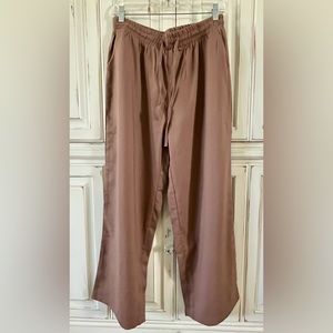 NWOT: Ladies pants.